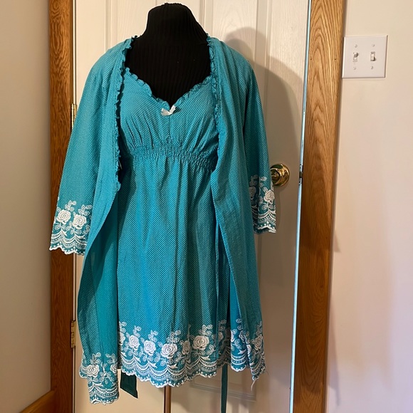 Matching gown and robe - Picture 3 of 10